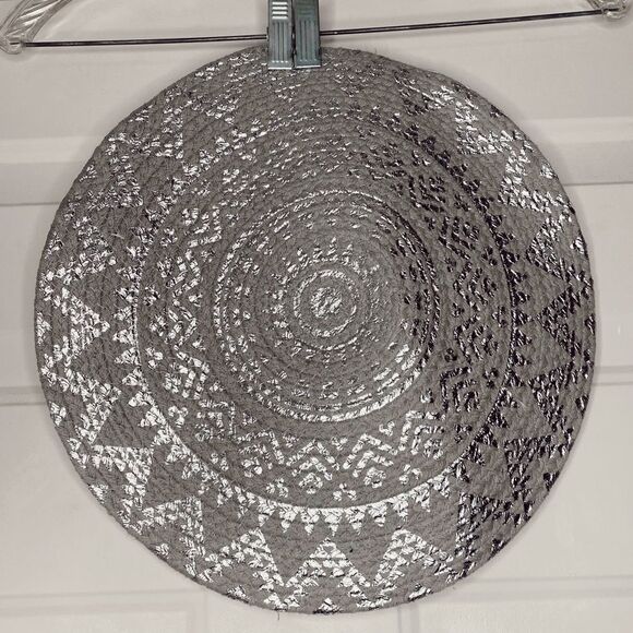 CATHERINE Malandrino Gray Silver Printed Round Placemat 2 Pairs - Picture 2 of 7